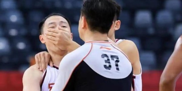 CBA四强轮廓初现，胡金秋17+11定乾坤，内线为王的时代又回来了？