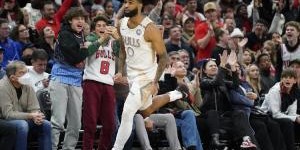 开云中国大陆-场均20.4分4.5助！名记：科比-怀特预计明夏寻求均薪超3000万合同