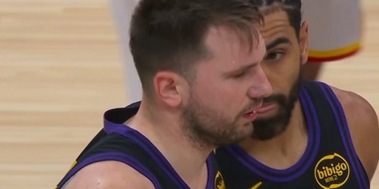 有点浪！东契奇失误丢球反抢犯规 还赔上一个技犯