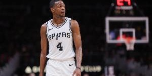 贝弗利：福克斯是联盟第8或9的控卫 其续约将激励队内另两个控卫